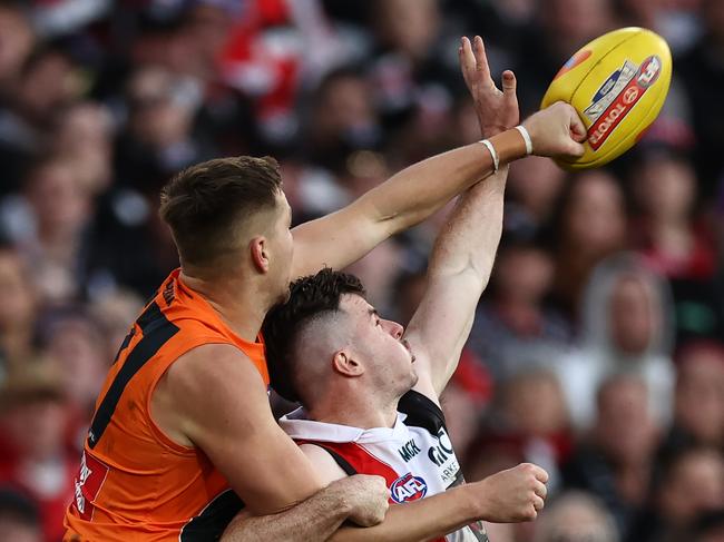 MELBOURNE, AUSTRALIA - September 9 , 2023. AFL . 2nd Elimination Final.    Harry Himmelberg of the Giants spoils the ball away from Jack Higgins of the Saints   during the elimination final between St Kilda and Greater Western Sydney at the MCG in Melbourne, Australia.  Photo by Michael Klein.