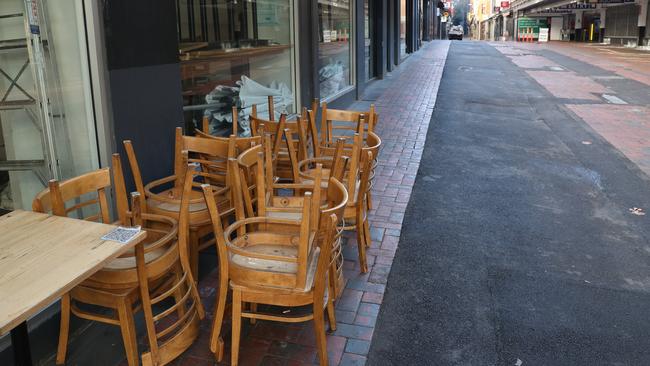 MELBOURNE, AUSTRALIA - NewsWire Photos. June 3, 2021:  People get their daily exercise as the sun comes up in Williamstown, during a COVID lockdown across Melbourne. A closed cafe in Hardware lane. Picture: NCA NewsWire / David Crosling