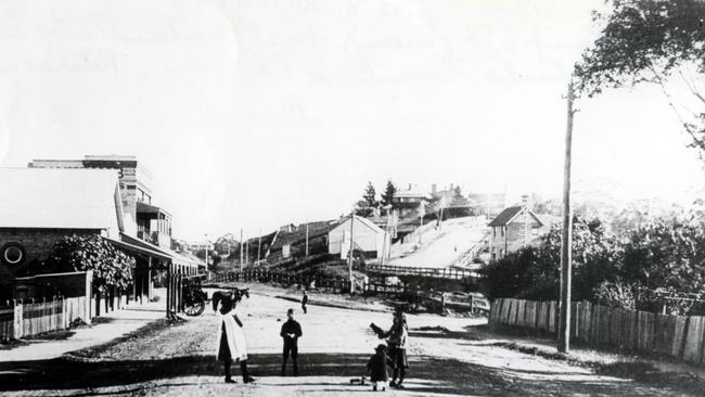 Children playing on Lane Cove Rd, Pymble (named after Robert Pymble whose wife Mary Pymble is buried in St John’s Parramatta), in the early 1900s. Source: Les Thorne Collection