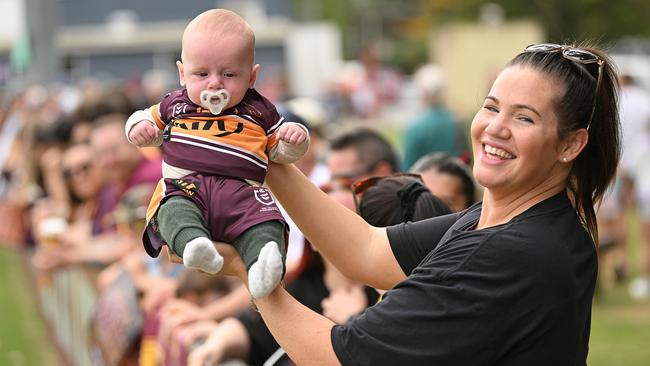 25/9/2023: Caitlin Mohring holds baby Hayden, 4mths, among the fans during a Broncos fan training session at the Red Hill, Brisbane. pic: Lyndon Mechielsen/Courier Mail
