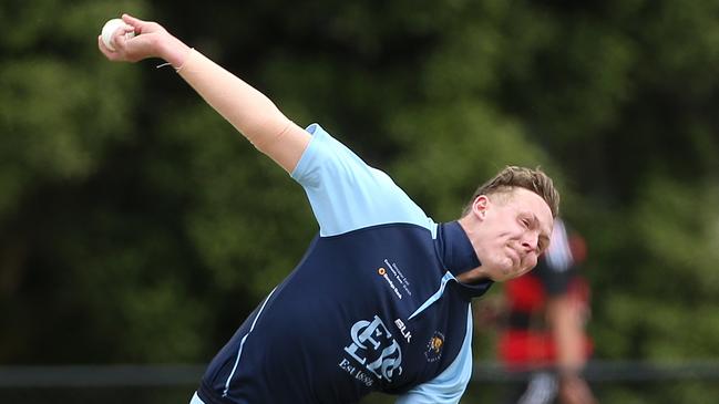 Shaun Morris bends his back for East Doncaster. Picture: Hamish Blair