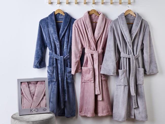 Koo BathrobesKeep cosy and warm after a long hot bath or shower in the KOO Bathrobe. Made from a soft polyester material, you will love lounging around the house in this robe. Available in two sizes and three colours, slip into this soft robe and enjoy the comforts it brings!80469717	KOO BATHROBE,BLU,S-M	50.00	AUD80469722	KOO BATHROBE,BLU,L-XL	50.00	AUD80469731	KOO BATHROBE,PNK,S-M	50.00	AUD80469734	KOO BATHROBE,PNK,L-XL	50.00	AUDhttps://www.spotlightstores.com/bathroom/bath-robes/koo-bathrobe/BP80469722-pink