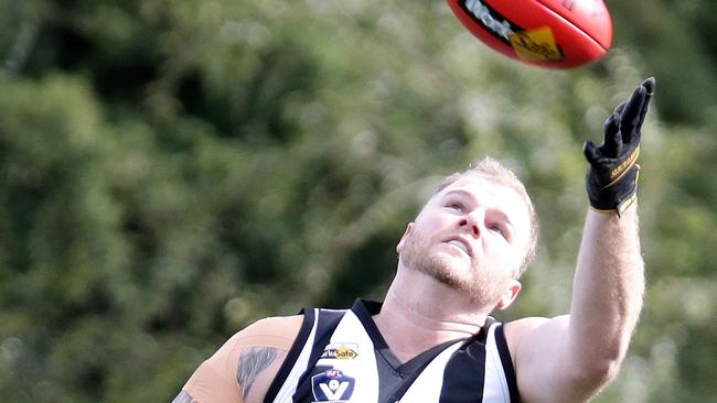 Kerem Baskaya of Narre Warren marks under pressure from Andrew Logan of Roc during the Casey Cardinia Seniors match between Narre Warren and Roc played at Kalora Park on Saturday, August 9, 2014 in Narre Warren, Australia. Picture: Hamish Blair