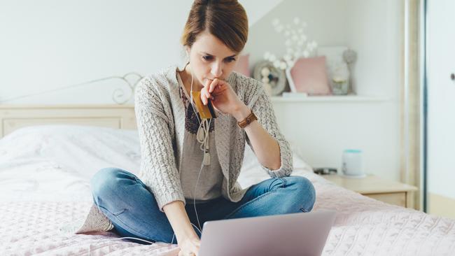 Aussies living in some of the nation’s hardest-hit suburbs by mortgage stress are spending their money more wisely as they turn to online shopping to beat rising prices, new data shows. Picture: iStock