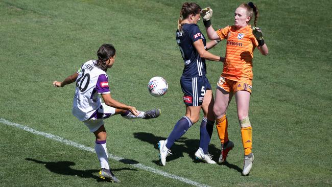 Sam Kerr of Perth Glory dinks the ball over Victory defender Laura Alleway and goalkeeper Bethany Mason-Jones to score in extra-time. Picture: AAP