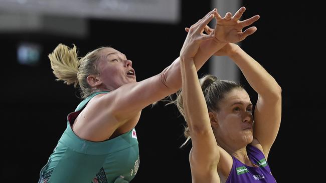 CAIRNS, AUSTRALIA – SEPTEMBER 20: Caitlin Thwaites of the Vixens contests the ball with Kim Jenner of the Firebirds during the round 13 Super Netball match between the Melbourne Vixens and the Queensland Firebirds at the Cairns Pop Up Arena on September 20, 2020 in Cairns, Australia. (Photo by Ian Hitchcock/Getty Images)