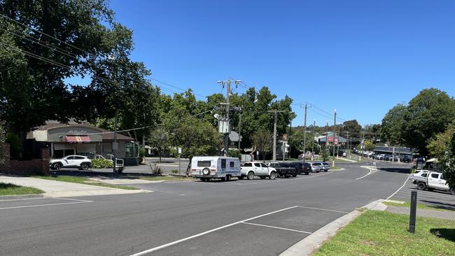 Bendigo council planning staff say there enough on-street parking, Violet St residents say the increase in traffic would block their driveways and cause traffic chaos. Picture: Gianni Francis.