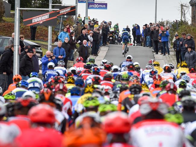 The pack of riders in the Dwars Door Vlaanderen get plenty of local support.