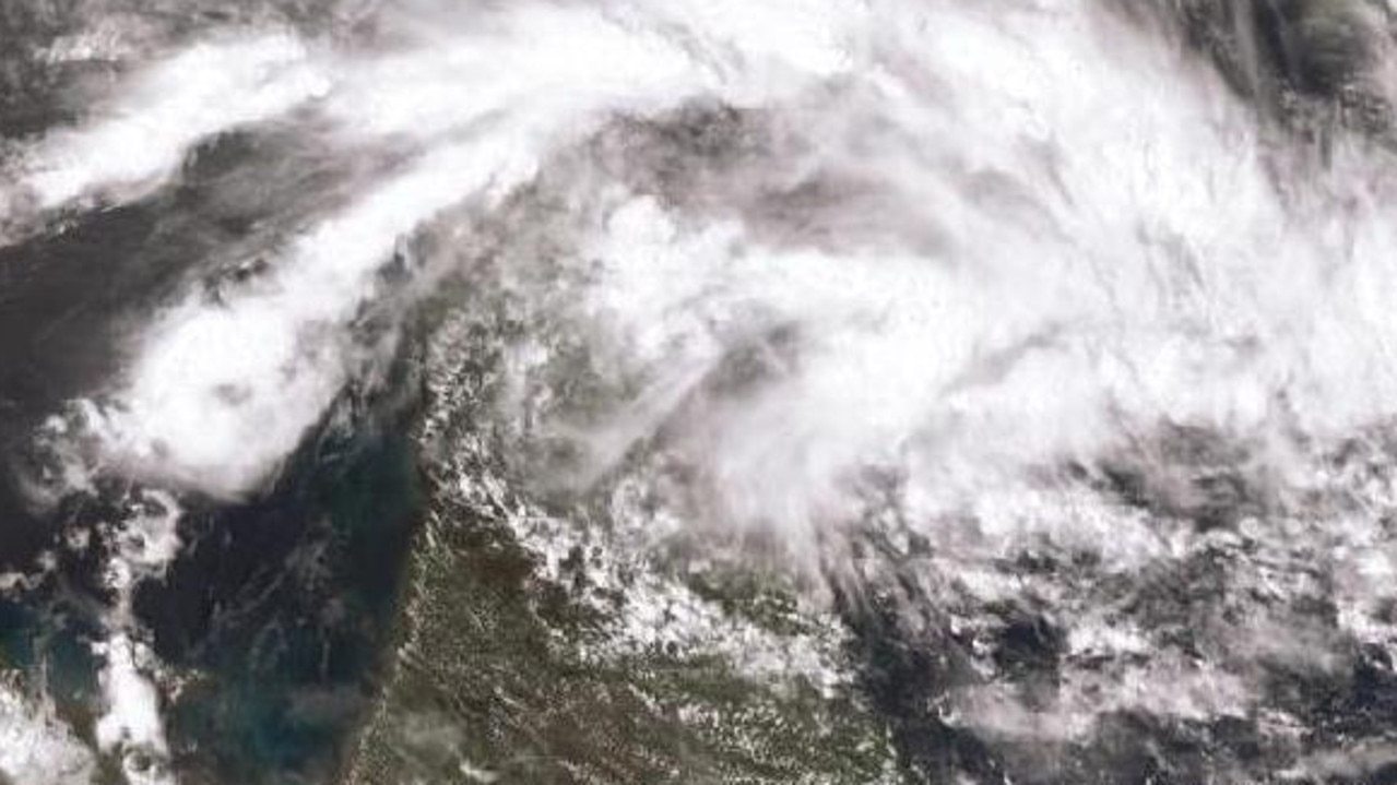 Cairns weather: Tropical low ‘high’ cyclone chance in Coral Sea | The ...