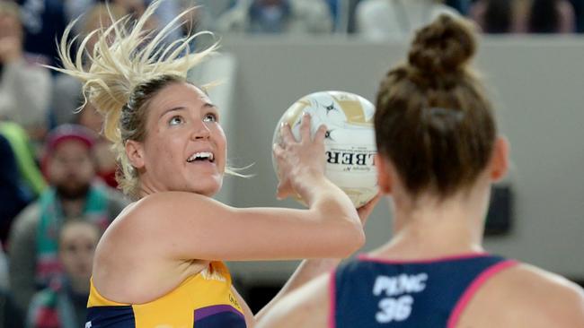 Lightning's Caitlin Bassett during the semi-final Super Netball match against the Melbourne Vixens. Picture: AAP