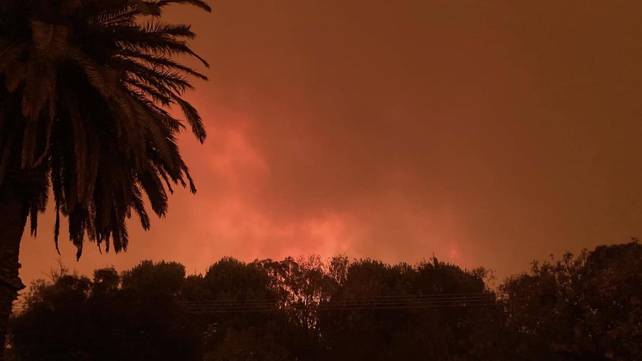 Residents told to seek shelter as bushfire threatens Victorian town