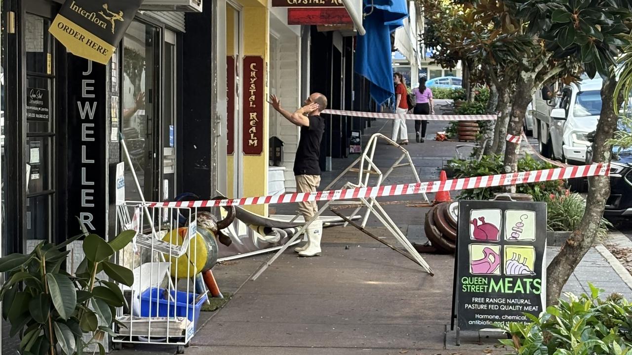 Car runs into Coast business, takes out power