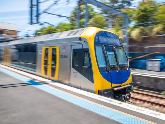 The Daily Telegraph Sunday 24 November 2024 Sydney Trains. Sydney Train approaching Erskineville train station. Picture Thomas Lisson