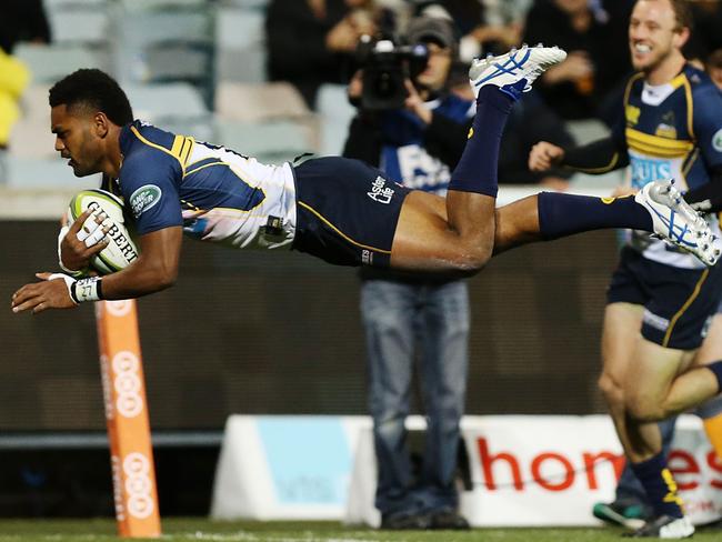 Henry Speight drives over to score against the Bulls.