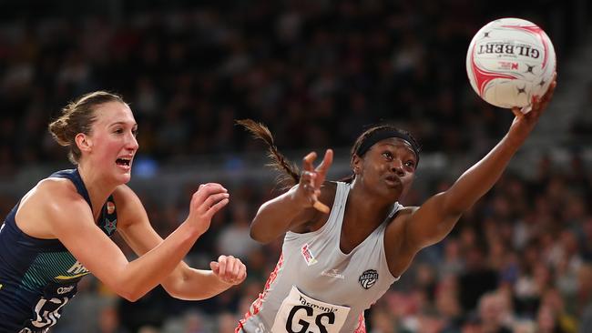 Collingwood goalshooter Shimona Nelson takes on the Vixens at Melbourne Arena