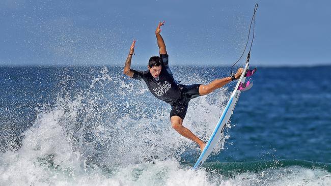 Brazilian Alex Ribeiro made it through his Round 3 heat with countryman Jess Mendes to eliminate Kelly Slater at the Vissla Sydney Surf Pro at Manly Beach on Thursday March 21. AAP IMAGE / Troy Snook)