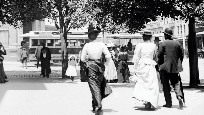 Trams head along Collins St in 1900.