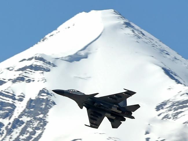 An Indian fighter jet flies over a mountain range near Leh, the joint capital of the union territory of Ladakh, on June 23, 2020. - India's Prime Minister Narendra Modi said on June 19 that his country was "hurt and angry" after a border clash with China that left 20 troops dead, and warned that the army has been given free reign to respond to any new violence. (Photo by Tauseef MUSTAFA / AFP)