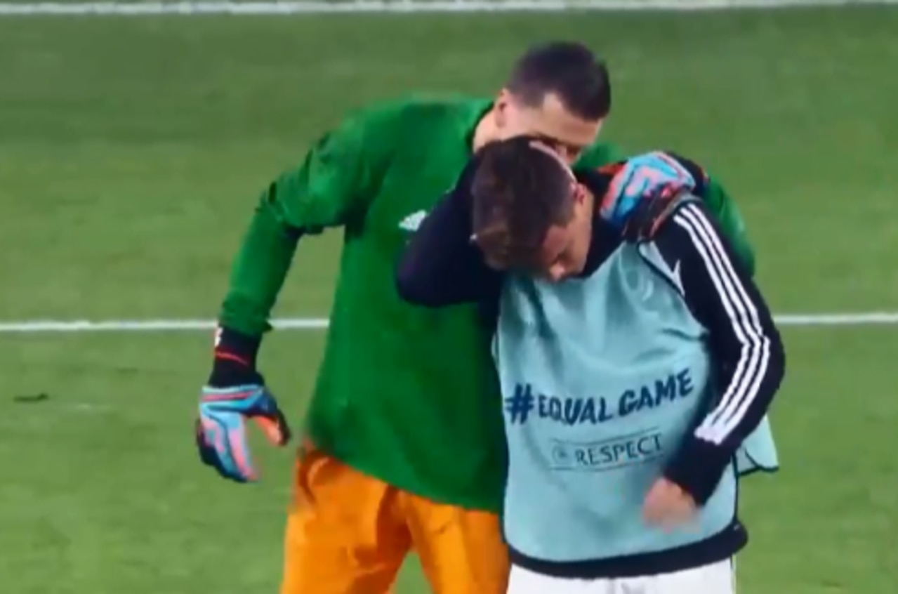 Wojciech Szczesny apologises to Paulo Dybala after booting the ball at his head