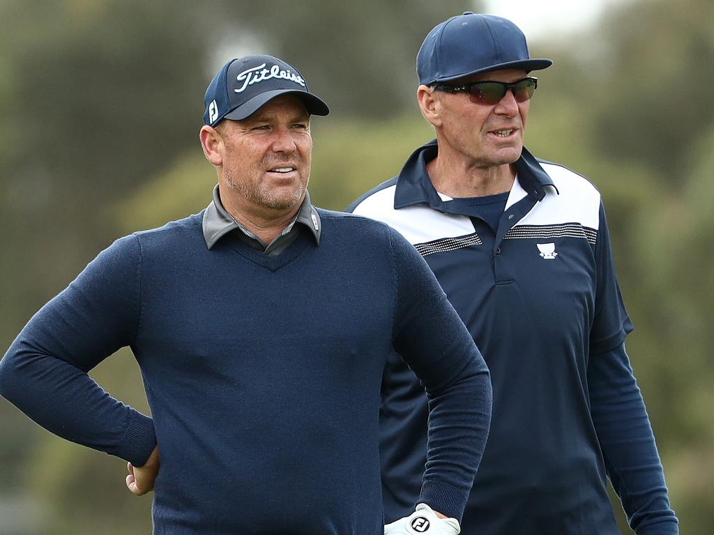 Shane Warne and Sam Newman on the links in 2018.