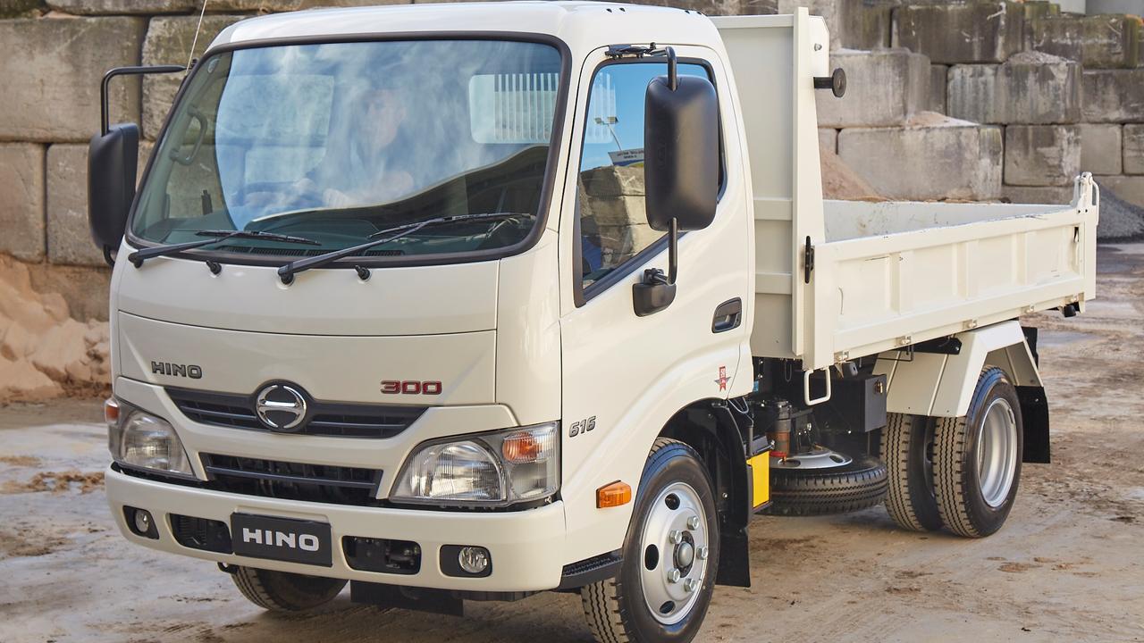 Toyota hino. Тойота Хино 300. Грузовой автомобиль Хино 300. Hino 300 Tipper. Хино 300 и Хино Дутра.