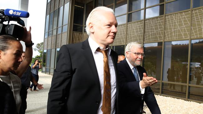 Julian Assange and Kevin Rudd, Australian Ambassador to US the arrive at the courthouse. Picture: Getty Images.