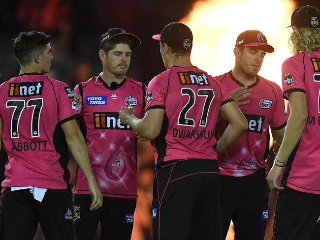 Sixers players are seen after losing the Big Bash League (BBL) semi-final match between the Melbourne Renegades and the Sydney Sixers at Marvel Stadium in Melbourne, Friday, February 15, 2019. (AAP Image/Julian Smith) NO ARCHIVING, EDITORIAL USE ONLY, IMAGES TO BE USED FOR NEWS REPORTING PURPOSES ONLY, NO COMMERCIAL USE WHATSOEVER, NO USE IN BOOKS WITHOUT PRIOR WRITTEN CONSENT FROM AAP