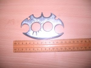 Polie allegedly found a cache of weapons including knuckledusters. File pic.