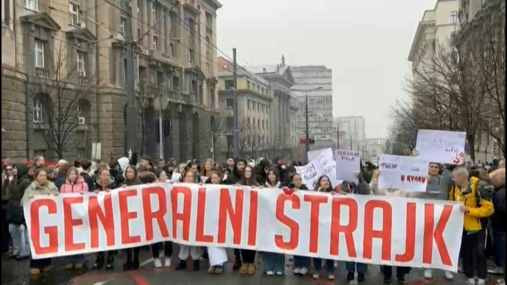 Serbians strike in protest over fatal roof collapse