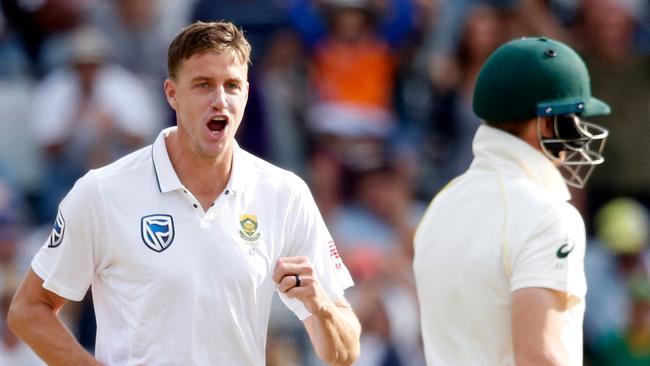 South African bowler Morne Morkel (L) celebrates the dismissal of Australian batsman Steven Smith (R) during the fourth day of the third Test cricket match between South Africa and Australia at Newlands cricket ground on March 25, 2018 in Cape Town. / AFP PHOTO / GIANLUIGI GUERCIA