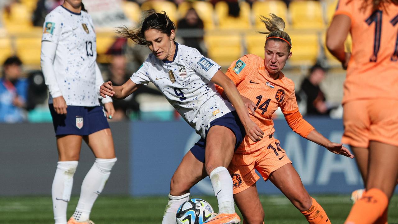 Team USA’s Savannah Demelo (L) and Dutch midfielder Jackie Groenen (R) have had a tremendous battle. Picture: AFP