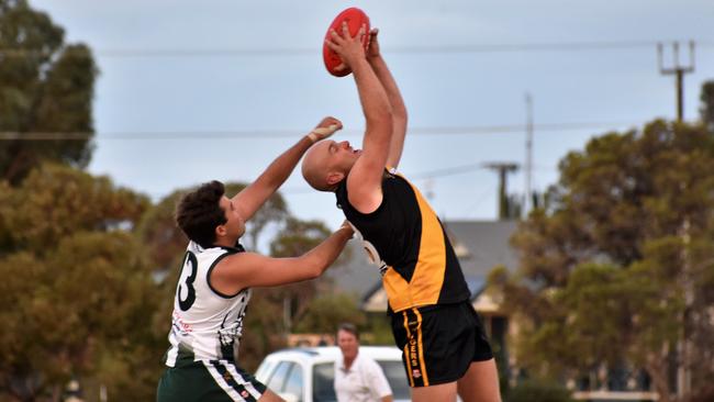 Joel Fitzgerald Kimba takes a grab against Cowell to line up for his 1000th career goal. Picture: Felicity Chinnery