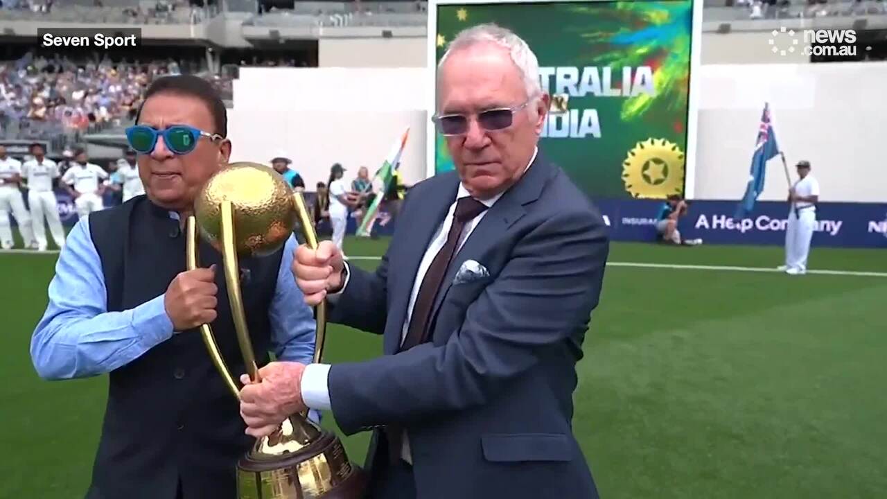 Allan Border and Sunil Gavaskar present the trophy named after them