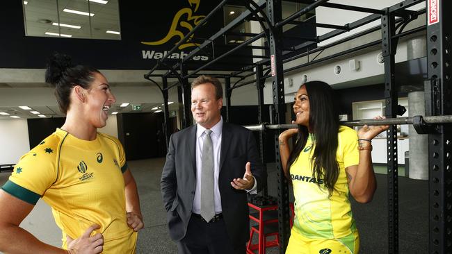 Rugby Australia boss Bill Pulver with women’s stars Mollie Gray and Mahalia Murphy.