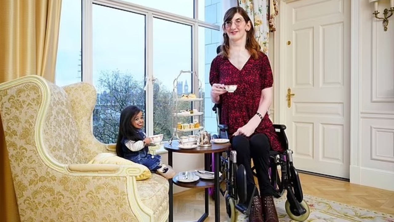 The world’s tallest and shortest women Rumeysa Gelgi and Jyoti Amge met for a cup of tea.