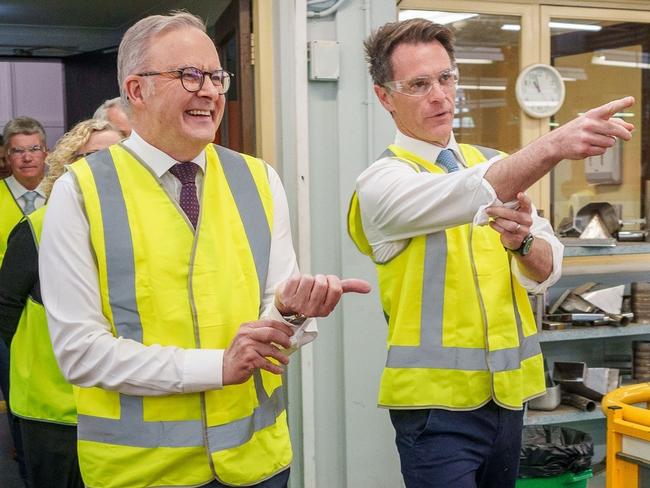 Prime Minister Anthony albanese and NSW Premier Chris Minns with students at NSW TAFE's Hunter campus on Tuesday 29th, October 2024. Picture: X