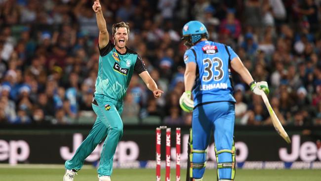 The Brisbane Heat defeated the Adelaide Strikers by 10 runs.