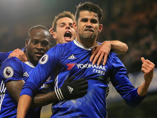 LONDON, ENGLAND - JANUARY 22: Diego Costa (R) of Chelsea celebrates scoring the opening goal with his team mates during the Premier League match between Chelsea and Hull City at Stamford Bridge on January 22, 2017 in London, England. (Photo by Richard Heathcote/Getty Images)