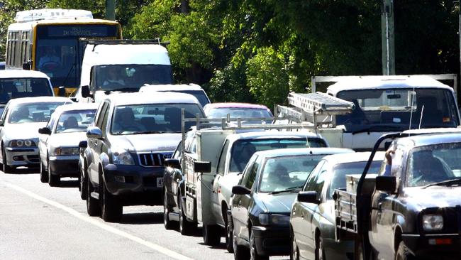 News BCM 27.4.06. Traffic problems in Lytton Rd, East Brisbane. Pic Drew Fitzgibbon.