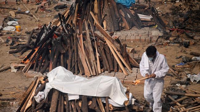 A family member performs the last rites for his loved one, who died of COVID-19 in New Delhi. Picture: Tauseef Mustafa/AFP