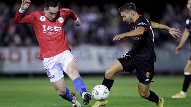 Knights’ Ben Collins battles Carlo Armiento of the Roar for the ball. Picture: Jonathan DiMaggio