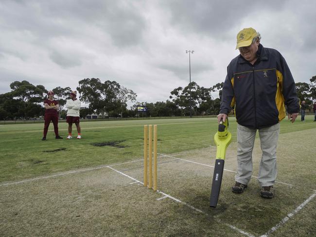 A wet pitch saw play abandoned in the Hampton-Murrumbeena game. Picture: Valeriu Campan