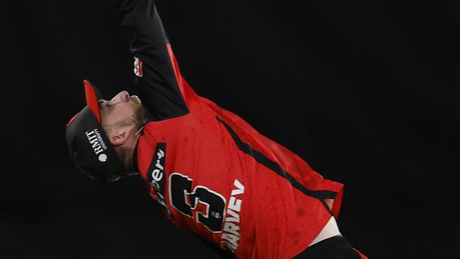 MELBOURNE, AUSTRALIA - DECEMBER 23: Mackenzie Harvey of the Renegades takes a catch to dismiss Matthew Spoors of the Scorchers during the BBL match between Melbourne Renegades and Perth Scorchers at Marvel Stadium, on December 23, 2024, in Melbourne, Australia. (Photo by Daniel Pockett/Getty Images)