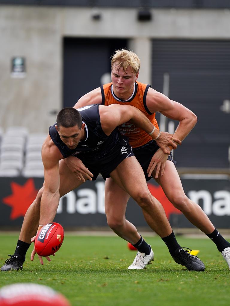 Jacob Weitering and Harry Lemmey contest for the ball. Picture: Jazz Bennett