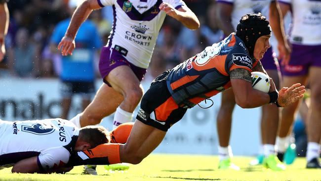 Tigers Elijah Taylor scores a try.