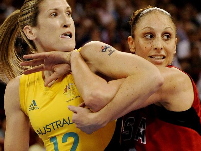 23/08/2008: 23/08/2008: Beijing Olympics 2008. Day 15. Women's Basketball Gold medal match Australia v USA. Belinda Snell and Diana Taurasi tangle Pic. Colleen Petch FF848626 Pic. Colleen Petch FF848626