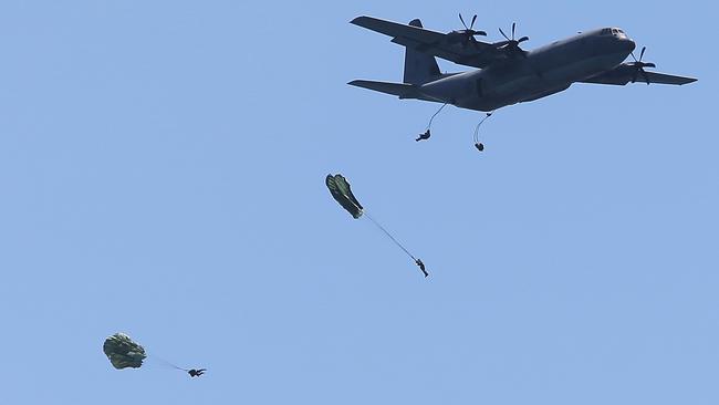 Defence force exercise gives Manly locals ultimate parachute show ...