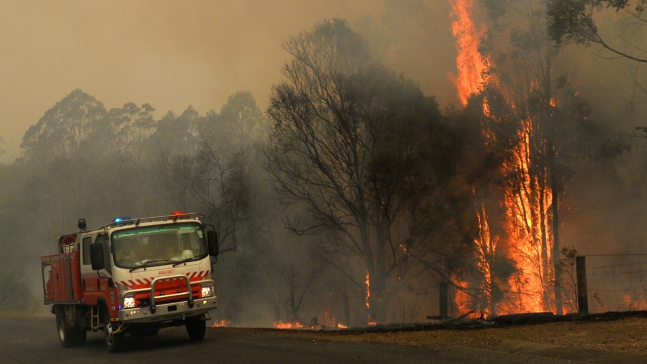 Glen Innes looking for residents after 'wall of fire' hit town