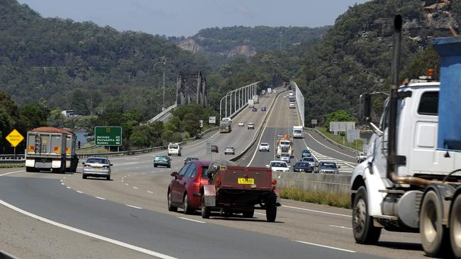 Motorists reported the silver Holden Cruz swerving between lanes on the M1 Motorway at Mooney Mooney. Picture: Peter Clark.