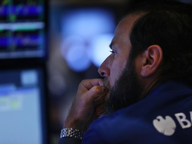 NEW YORK, NY - JULY 29: Traders work on the floor of the New York Stock Exchange (NYSE) on July 29, 2015 in New York City. Following news that the Federal Reserve will keep interest rates unchanged combined with a continued recovery in oil prices, U.S. stocks closed higher on Wednesday. Spencer Platt/Getty Images/AFP == FOR NEWSPAPERS, INTERNET, TELCOS & TELEVISION USE ONLY ==